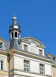 Campanile und Giebel der Südfassade.