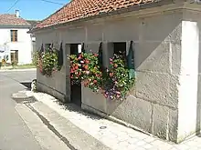 Waschhaus (Lavoir) an der Kirche
