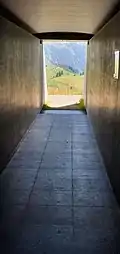 Tunnel von draußen zum Sensing Room