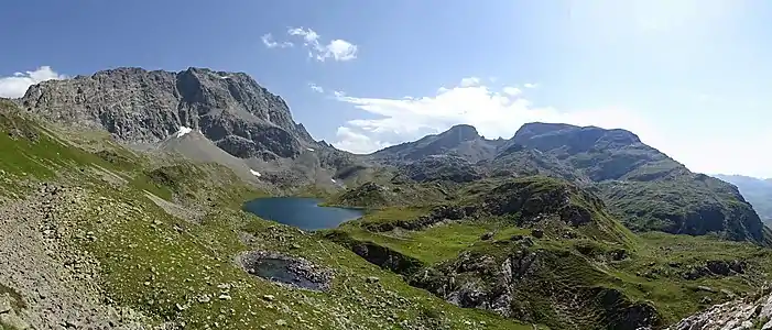 Leg Grevasalvas, dahinter v.&nbsp;l.&nbsp;n.&nbsp;r. Piz Lagrev, Fuorcla Grevasalvas, Piz d’Emmat Dadaint, Fuorcla d’Emmat und Piz d’Emmat Dadora.