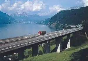 Lehnenviadukt Beckenried mit Blick auf den Vierwaldstättersee