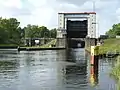 Das südliche Tor der neuen Schleuse wird zum Öffnen hochgezogen