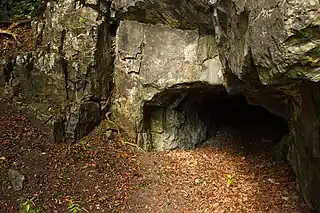 Eingang der Leichenhöhleauf einem kleinen Plateau im Felsen