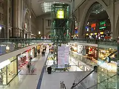 Quer­bahn­steig­hal­le mit Ein­kaufs­zen­trum 2004