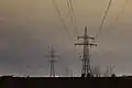Bereits erfolgte Umbeseilung der oberen Traversen auf einen 380-kV-Stromkreis bei Aldingen
