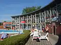 Badgebäude mit Gastronomie, links Warmbecken
