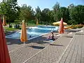 Kinderbecken, dahinter Liegewiese