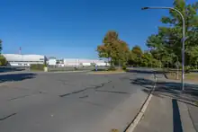 Foto zeigt den Straßenzug der Leon-Gonczarowksi-Straße, links Industriebereich