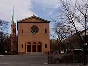NazarethkircheWedding (Leopoldplatz) Links im Hintergrund der Turm der neogotischen Neuen Nazarethkirche