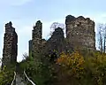 ehemaliges Burgtor und rechts abgerundete Ecke der Reste eines Palases