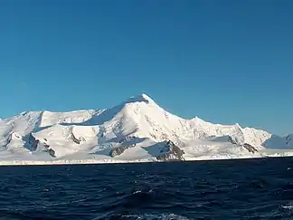 Blick von der Bransfieldstraße auf den Levski Ridge mit dem Great Needle Peak