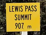 Hinweisschild auf den höchsten Punkt des Lewis Pass