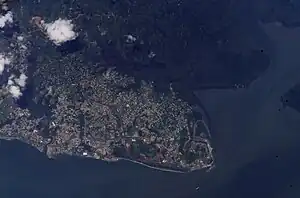 Libreville am Gabun-Ästuar (im Bild rechts oben)