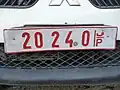 Behördenkennzeichen an einem Mitsubishi Pick-up