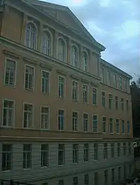 Die Fassade des Schulgebäudes
