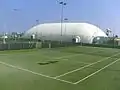 Tennisplätze und Tennishalle im Centro Sportivo Medusa am Strand von Estensi