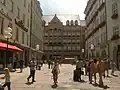 Liebfrauenstraße vom Frauenplatz aus gesehen; im Hintergrund das Singer-Haus