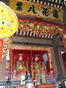 Statuen von Lý Thái Tổ und Lý Thái Tông in der Haupthalle des Lý-Bát-Đế-Schreins
