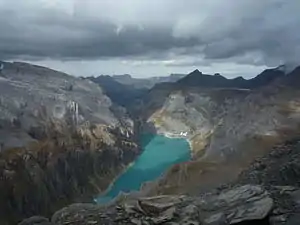 Blick in Richtung Norden. Limmerensee im Vordergrund,in der oberen rechten Bildhälfte ist die Staumauer des Muttsees als heller Strich erkennbar