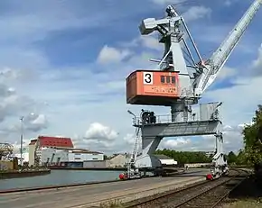 Kaianlage mit Umschlagskran