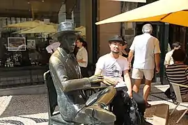 Beliebtes Touristenmotiv: die Pessoa-Statue vor dem Café