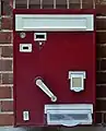 Historischer Automat für Postkarten. Wurde zu einem Briefkasten umgebaut und in den Niederlanden verwendet