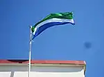 Livische Flagge am livischen Gemeindehaus in Mazirbe
