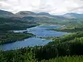 Loch Garry mit Blick auf Inchlaggan (in Blickrichtung rechtes Ufer hinter der zweiten Landzunge)