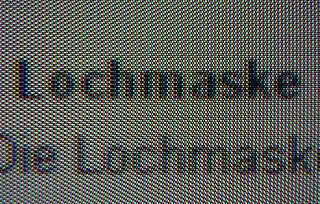 Lochmaske (links) im Vergleich zu einer Streifenmaske (Trinitron)
