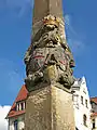 Distanzsäule auf dem NeumarktWappenstück