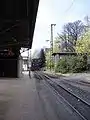 Bahnsteig mit Überdachung und Tunneleingang