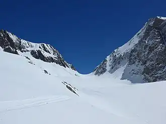 Lötschenlücke mit Hollandiahütte links der Scharte und Langgletscher