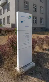 Freistehende Infotafel vor Gebäude