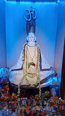 Ein Götzenbild von Lokenath Brahmachari in einem gewöhnlichen Haushalt in Hatibagan, Kolkata, Indien.