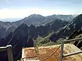 Blick vom Gipfel nach Südwesten zum Gerlachovský štít (2655&nbsp;m, links der Mitte)