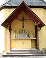 Außenaltar von 1900 mit Figuren des alten Kreuzweges