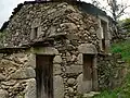 Typisches altes Haus in Loriga aus Granit