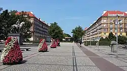 Plac Lotników mit den zwei ältesten Häusern
