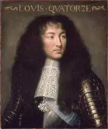 Ölporträt eines Mannes mit goldener Überschrift „Louis quatorze“. Er blickt nach rechts und hat eine lange Lockenfrisur. Er trägt eine verzierte Rüstung und einen breiten Kragen mit weißem Muster. Unter dem Kragen sind eine Ansteckblume und eine blaue Schärpe.