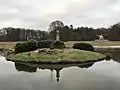 Louisenteich im Park von Schloss Ludwigslust mit Denkmal Helena Pawlowna um 1810 von Franz Pettrich gestaltet