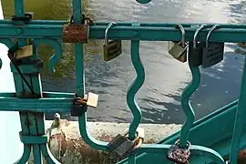 Liebesschlösser am Geländer