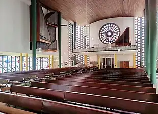 Innenraum mit Orgel