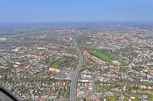 Auto­bahn­dreieck Oldenburg-West (oben) und An­schluss­stellen Oldenburg-Haarentor (unten);oben rechts die A&nbsp;293