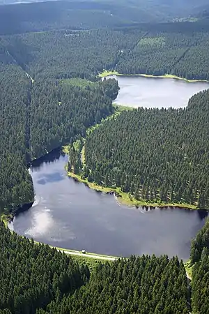 Fortuner Teich (im Vordergrund) und der oberhalb gelegene Jägersbleeker Teich (2004)
