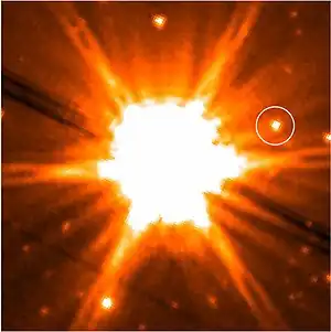 Infrarot-Aufnahme von 54 Psc (Spitzer-Weltraumteleskop); eingekreist: der Braune Zwerg 54 Psc B