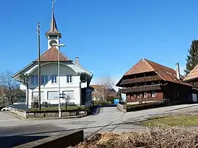 Lurtigen mit dem Schulhaus (links)