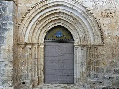 Eingangsportal der romanischen Kirche Saint-Étienne von Lussas