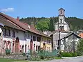 Teilansicht des Dorfes mit der Kirche Saint-Jean-Baptiste