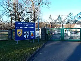 Begrüßungsschild am Haupttor (Südtor) der Luftwaffenkaserne (2013)