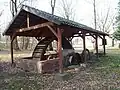 Überdachtes Wasserrad